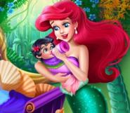 Ariel Bebeğini Besliyor